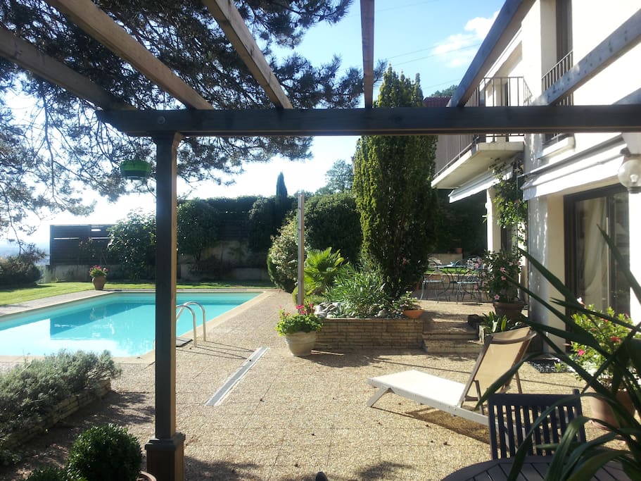 Une piscine et un jardin à la disposition des Hôtes pour l'agrément.