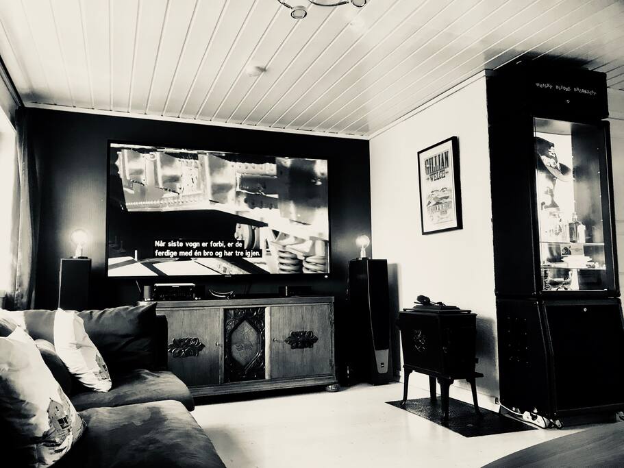 Livingroom with big ass couch and a 84 inch 4K tv.