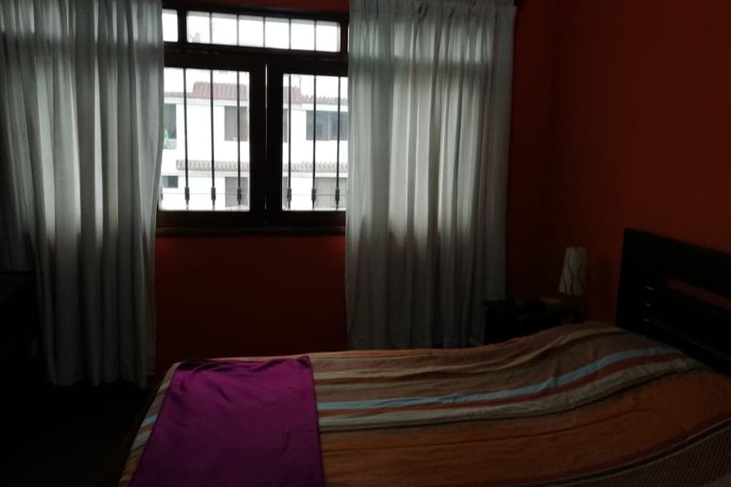 Habitación con vista a la calle