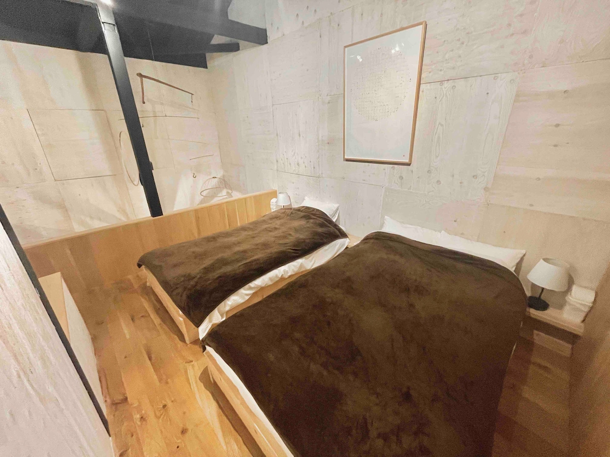 ＜2F　客室＞

・セミダブルベッド（１）
・シングルベッド（１）
　※最大３名収容

< 2 Fゲストルーム>

・セミダブルベッド1
台（ 1・台）

*最大3名様まで宿泊可能