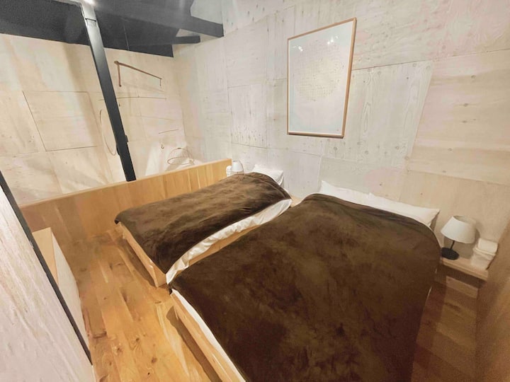 ＜2F　客室＞

・セミダブルベッド（１）
・シングルベッド（１）
　※最大３名収容

< 2 Fゲストルーム>

・セミダブルベッド1
台（ 1・台）

*最大3名様まで宿泊可能