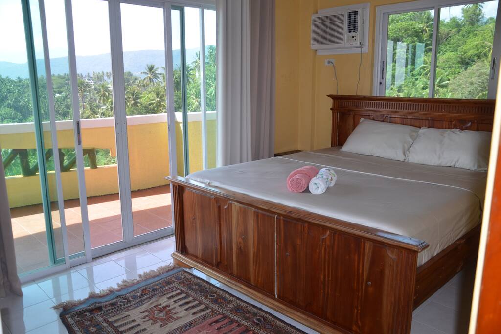 the king size hardwood bed with 2 side table and a bench