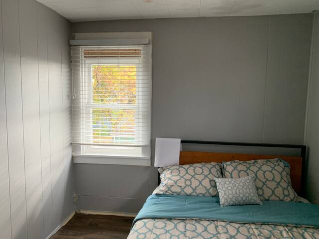 202- Queen Bed Private Room WiFi Kitchen Parking