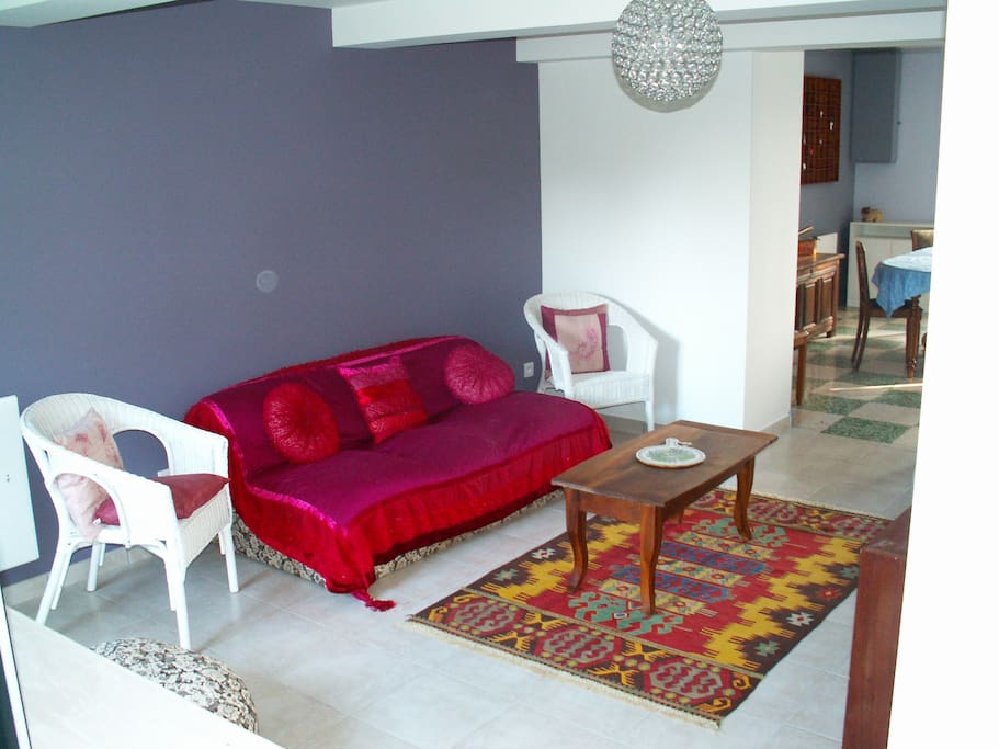 Un salon confortable avec vue sur le jardin de derrière