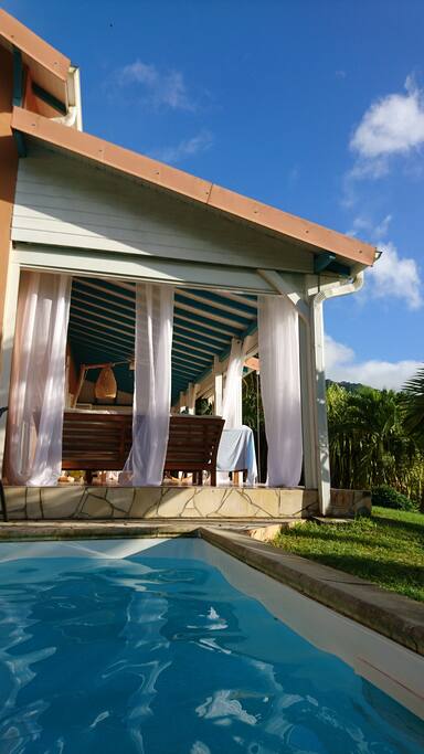 vue de la piscine sur la terrasse