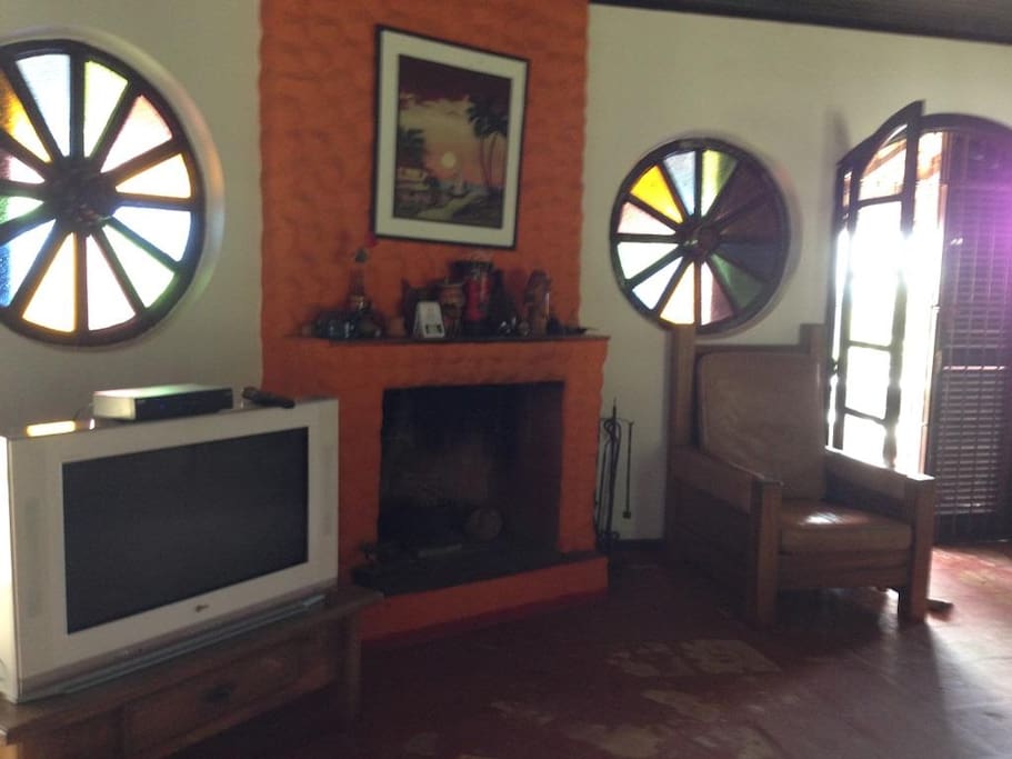 Sala de estar com lareira e TV