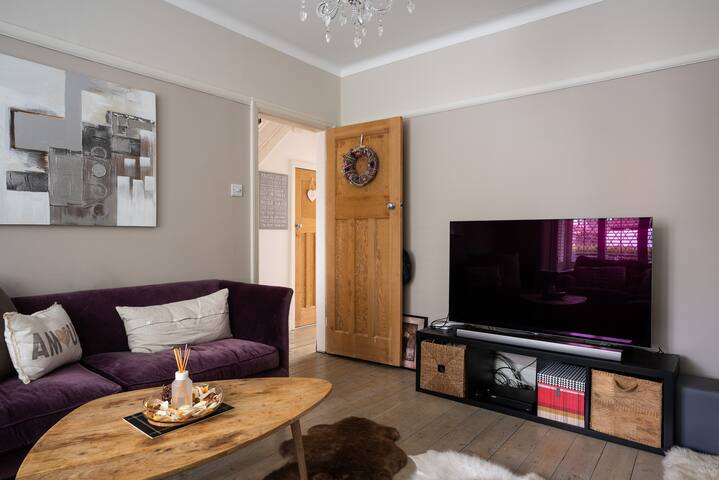 Contemporary Bright House 20 Min To Manc + Parking gallery image 4