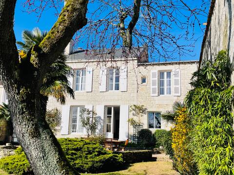 Charming 280 m2 house with heated pool…