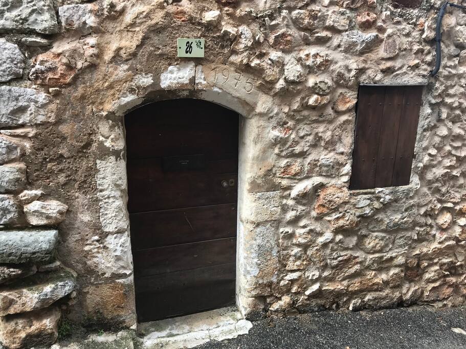 la porte d'entrée de la maison