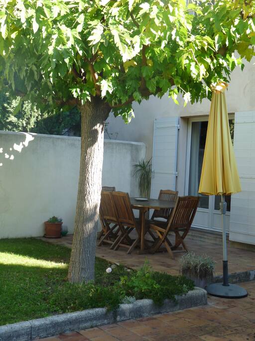 coin repas exterieur sous le platane