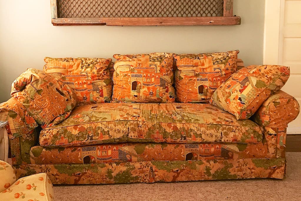 Upstairs Honey Room in The White House has a king size bed. Includes a comfortable sitting area.