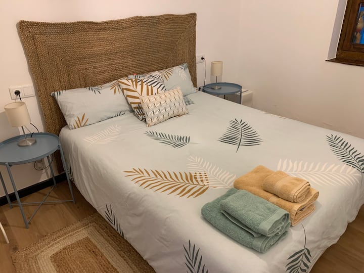 Bedroom, the 1.50 bed has a topper for added comfort, with a duvet and 100% cotton covers. Over the bed you will find the towels, a shower and the one from the toilet per guest.