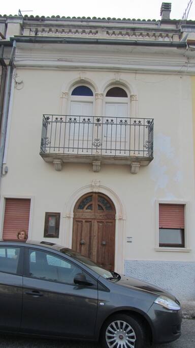FACCIATA CASA SU TRE PIANI AUTONOMA CON PARCHEGGIO ANTISTANTE