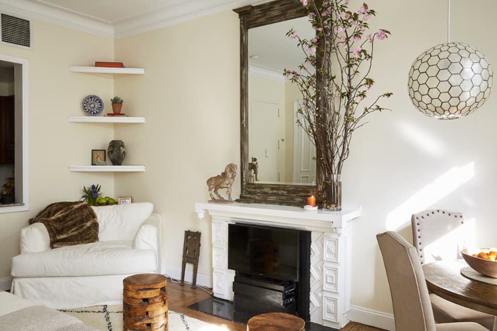 Bright and airy - perfect space to relax after a day exploring the shopping of Madison Avenue or wandering in Central Park