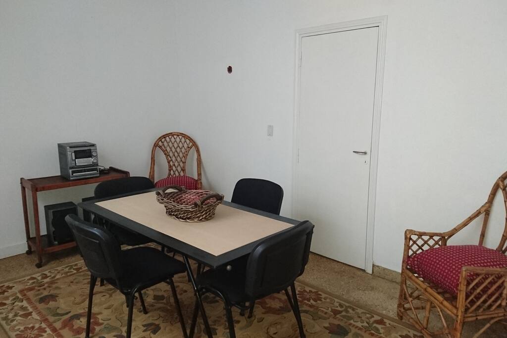 Espacio de comedor equipado con mesas, sillas y sillones. Muy luminoso y con vista al patio interno.
