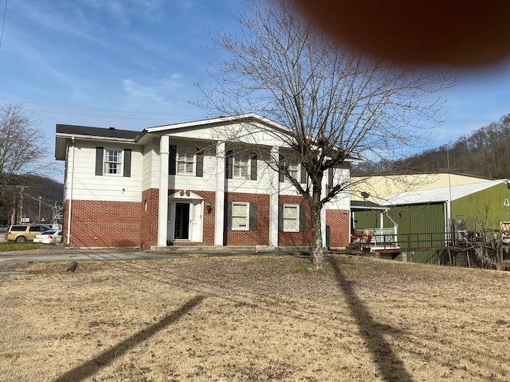 BEST LOCATION! WHOLE HOUSE! Houses for Rent in Hazard, Kentucky, United States Airbnb