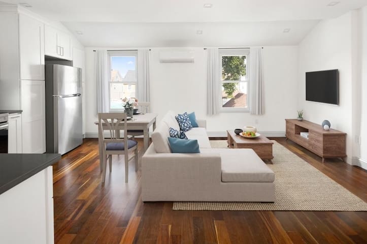 6 Bedrooms house close to LGA and JFK airport. gallery image 2