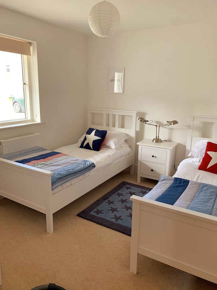 Schlafzimmer 2 mit zwei Einzelbetten.
