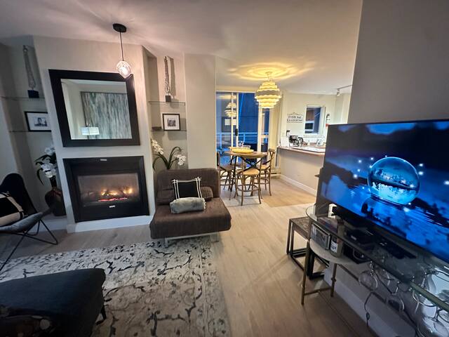 Penthouse w/ Views / Giant Deck on Seawall / Beach gallery image 3