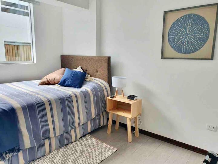 חדר 2 - מאובזר במלואו עם טלוויזיה גדולה חדשה לגמרי (כבלים עם מעל 100 ערוצים ו - Wi - Fi) ו -2 מיטות (אחת מתחת לשנייה)