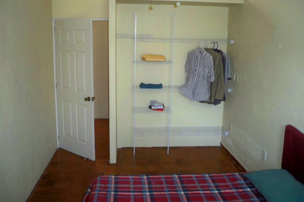 Closet y una silla de descanso ideal para leer o reposar.