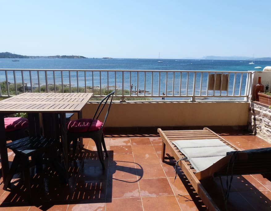 Grande terrasse avec vue directe sur mer