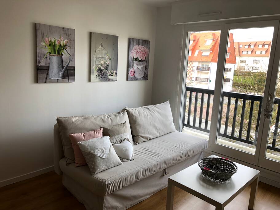 Le salon donnant sur le balcon