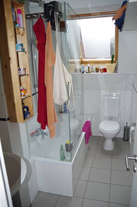 Bad mit Wanne und Fenster