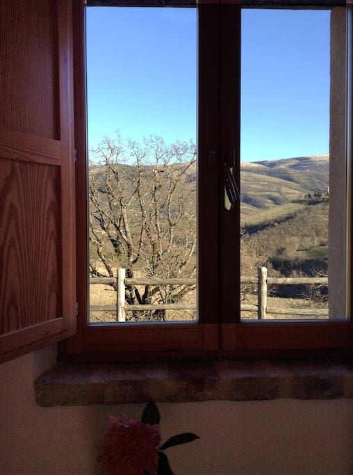La finestra della camera con vista sulla vallata