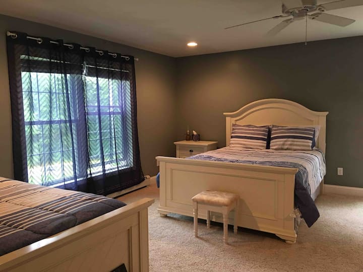 楼上最大的卧室，湖景，电视，大衣柜