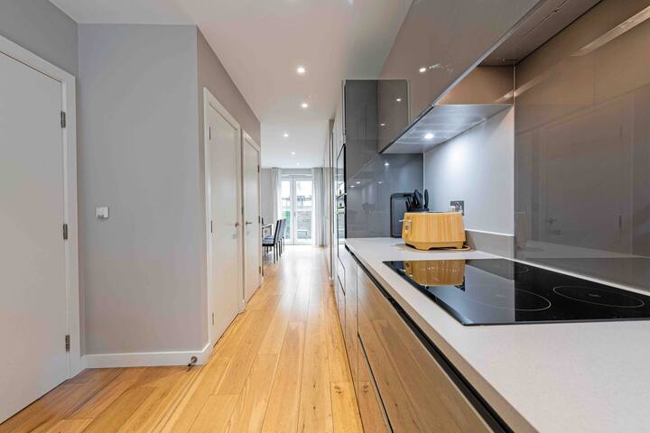 New – Spacious Clapham Townhouse: Sleeping 13. gallery image 2