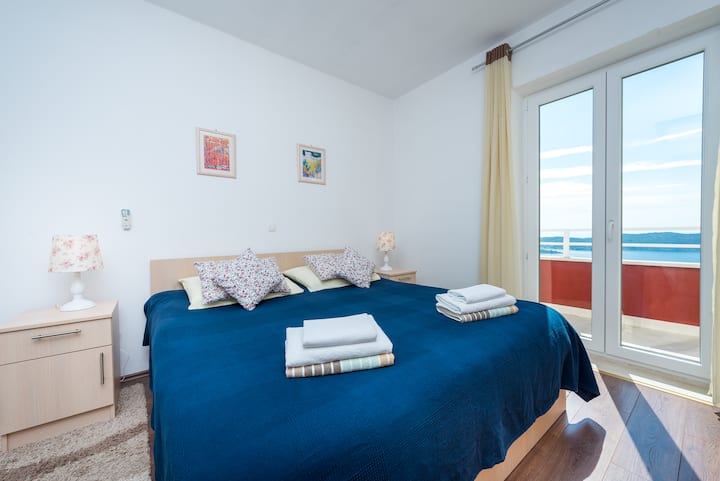 2号卧室配有双人床