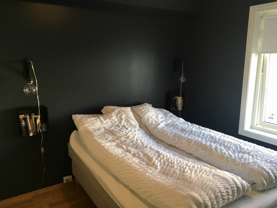 Soverommet er malt i mørke og delikate farger, og vender inn mot et rolig område.