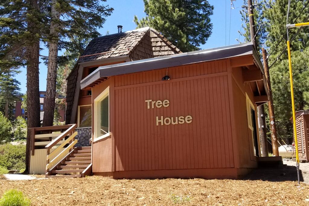 TreeHouse BEST LOCATION Mammoth Village Houses for Rent in
