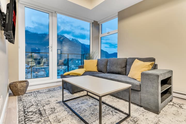 High-end 2br Penthouse | Scenic Mountain Views - Squamish