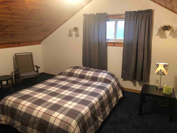 Habitación en el segundo piso, cómoda cama tamaño queen. Hay camas cómodas por todas partes 