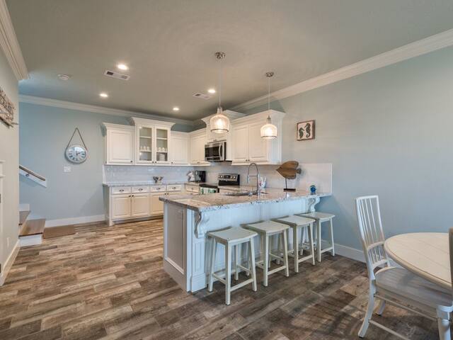 Salty's 4, Beach Front, Dog Friendly, Crystal Beach, Bolivar, Texas, Cottage