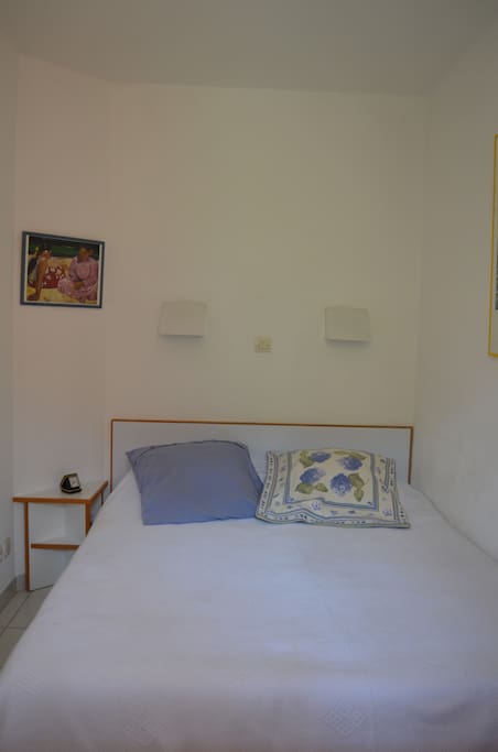 La chambre avec un lit double