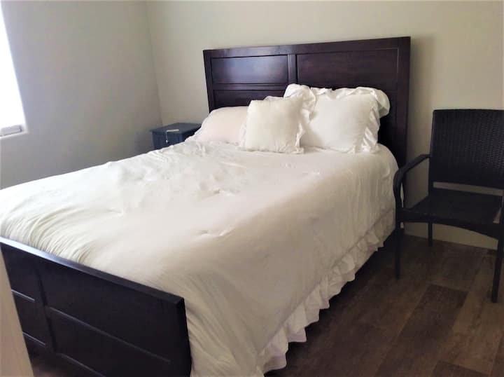 Krevat dopio "queen" në dhomën e gjumit të dytë