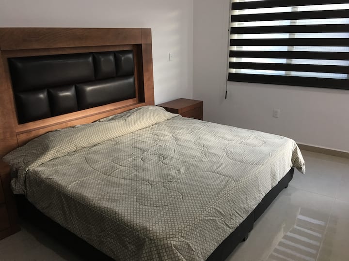 主卧配备加大双人床和衣柜