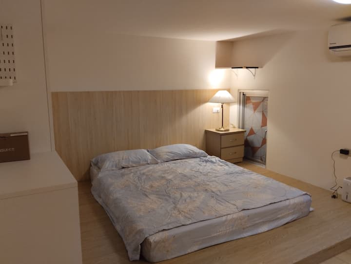 בחדר השינה יש מיטה זוגית סטנדרטית, מלתחה שמאלית גדולה לבגדים, מייבש שיער בשידה ומגירה לידו (לשימוש בקומה הראשונה והשנייה), תחליב, מקלוני צמר גפן... כדי שתוכלו ליהנות מחדר השינה הנוח.

אורות כדור דקורטיביים נפתחים ונותנים לכם אווירה אחרת.