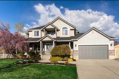 Large executive house w/hot tub near 4 ski resorts