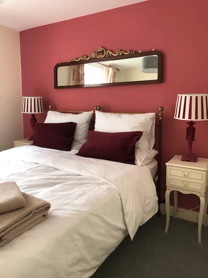 ห้องนอน 2 - 2 เตียงเดี่ยว 2 ฟุต 6 นิ้วหรือเตียงขนาด 5 ฟุต 1 หลัง