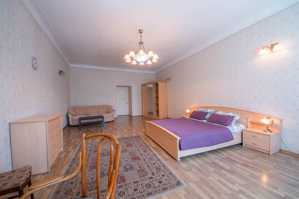 Large (40 sq m) bedroom with a double bed / Просторная спальня (40 кв.м.) с видом на Невский проспект