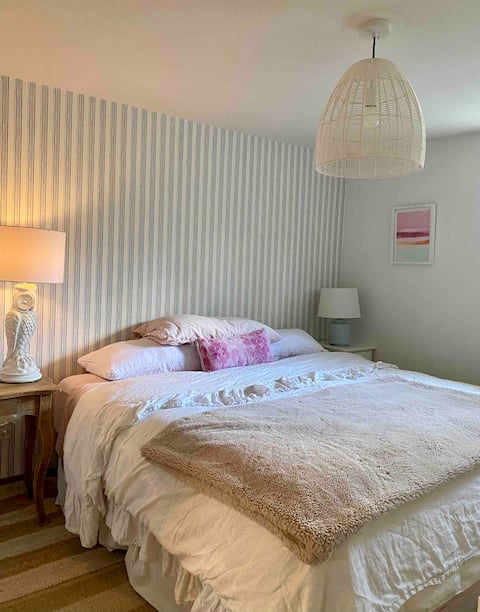 Clean 1 Bedroom Suite central to everything