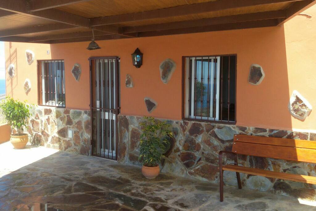 Frente de la casa con pergola.