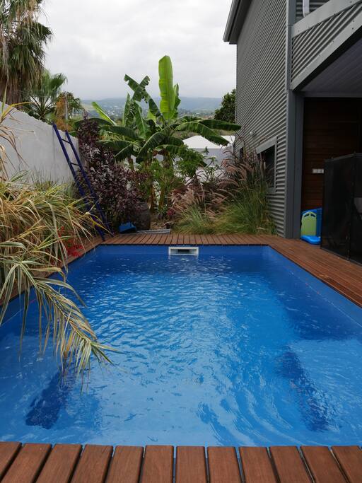 La piscine, avec une grande assise et une plage pour l'apéro et/ou les tout-petits!