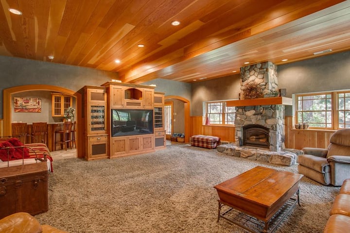 Downstairs living/family room with big screen TV, comfy couches and private outdoor access. Can also be used as a shared sleeping/dorm area. Up to five rollaway twin beds available. Let us know if you need them setup for your stay.