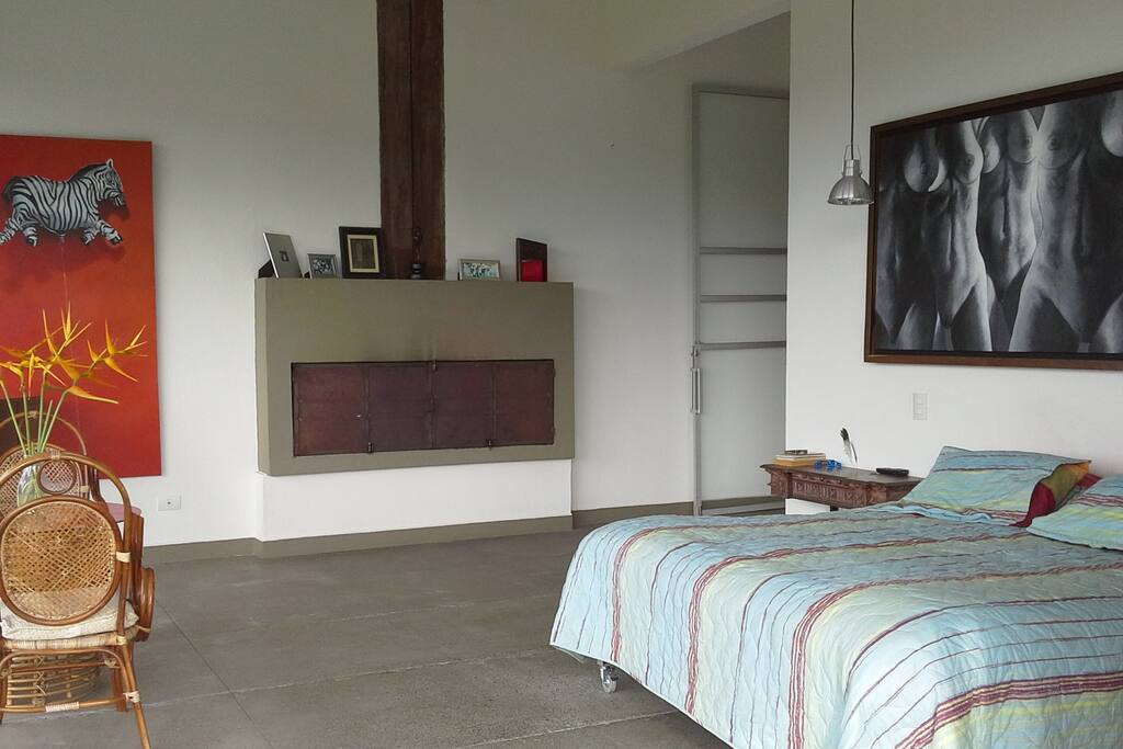 Habitación principal, con chimenea, baño propio y balcón con espectacular paisaje!!
