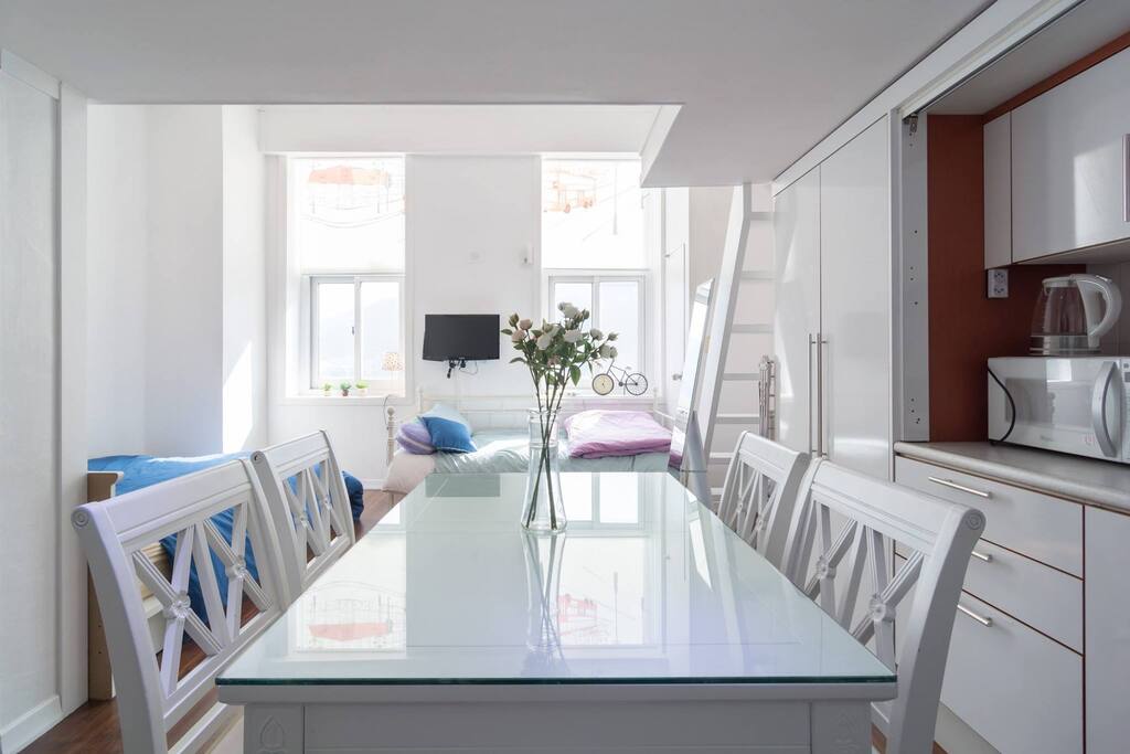 clean, bright, lots of natural light, natural fresh air!